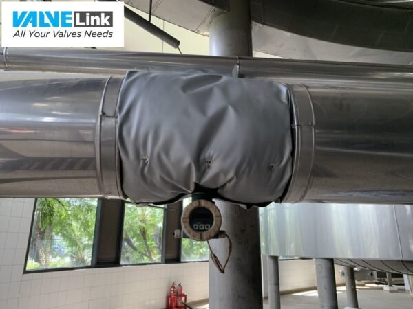 Lắp đặt bảo ôn cho đồng hồ đo lưu lượng tại nhà máy.jpg